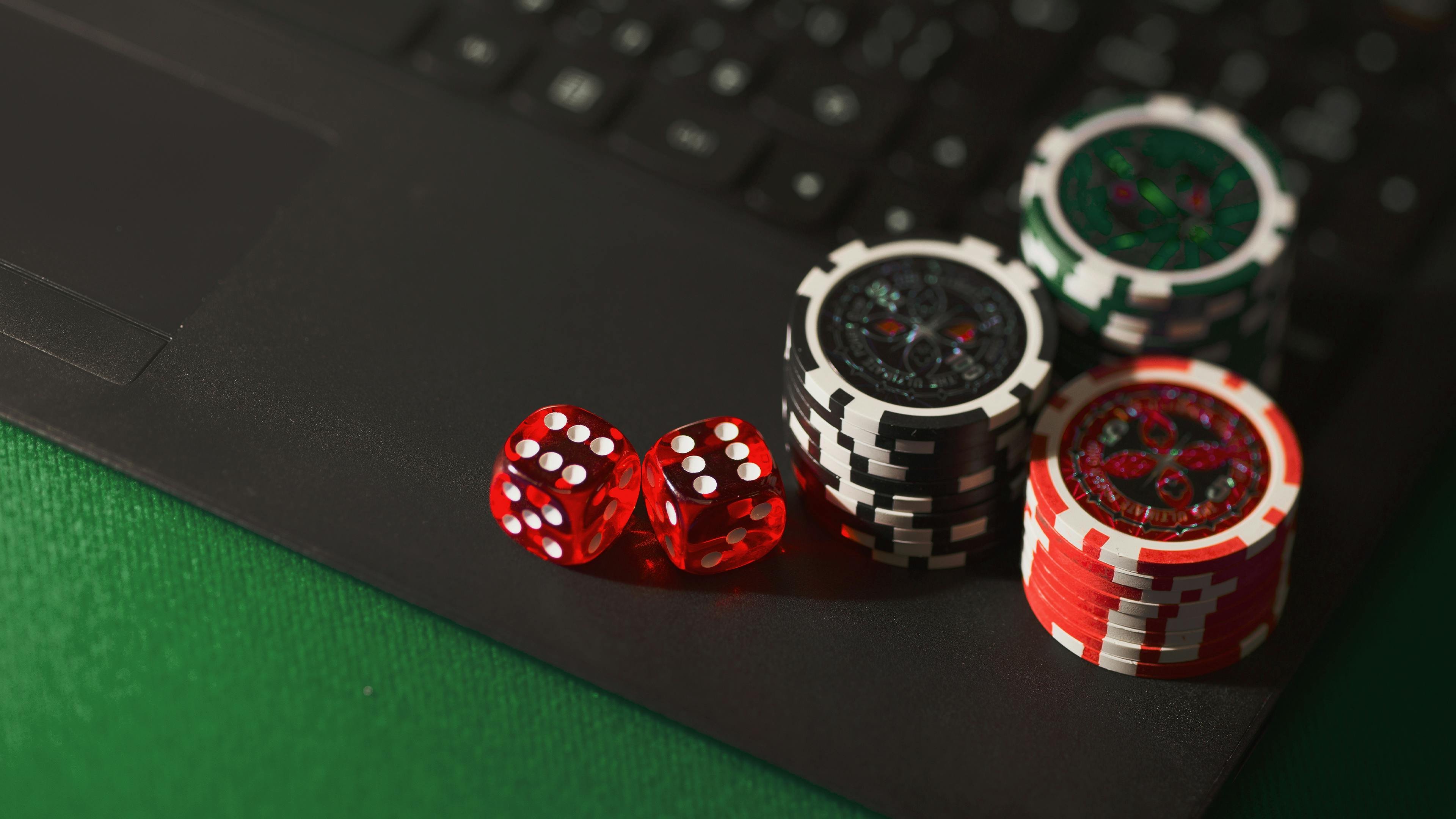 မိုဘိုင်းဖုန်းဖြင့် ဘောလုံး live betting ကြည့်သောမြင်ကွင်း