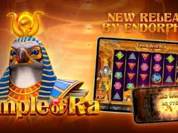 မိုဘိုင်းဖုန်းဖြင့် ဘောလုံးပွဲ live bet တင်နေသောမြင်ကွင်း